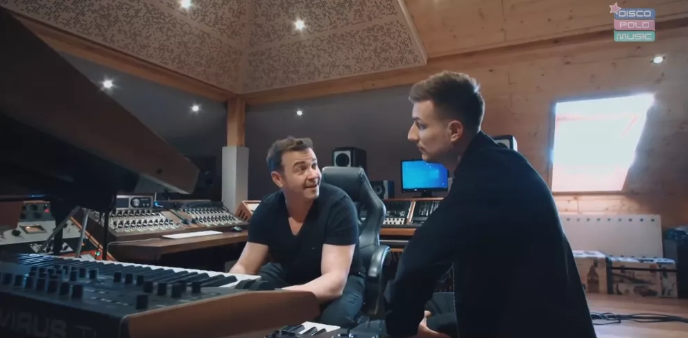 Radek Liszewski „Weekend„ mieszka w luksusie?! Gwiazdor disco polo pokazał publicznie swoje mieszkanie! [Zdjęcia]
